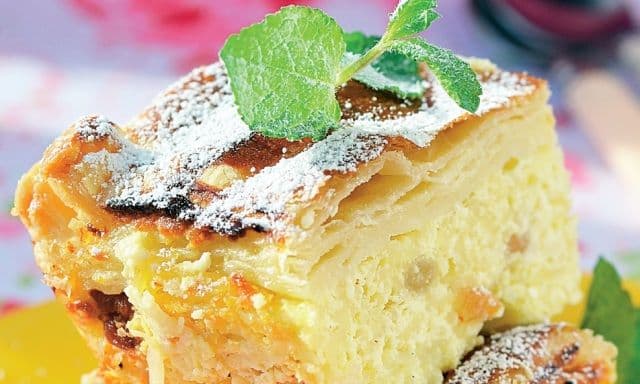 Budincă de brânză dulce cu gris și stafide la cuptor
