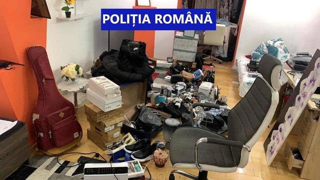Percheziții în județul Botoșani la persoane bănuite de fraudă informatică și fals informatic - FOTO