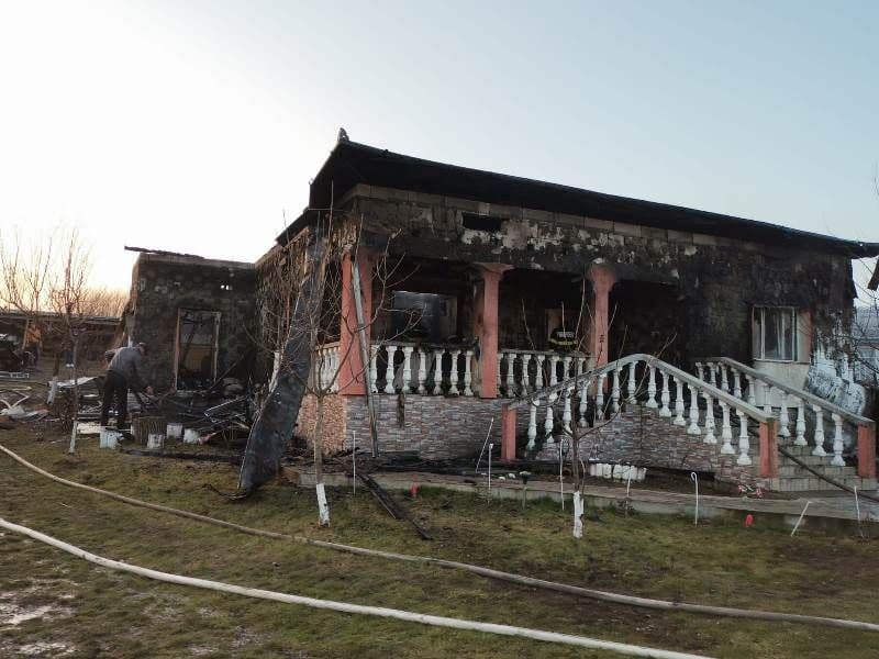 Atenție la coșurile de fum neprotejate termic! Locuință distrusă de foc - FOTO