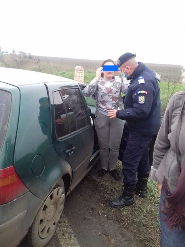 Accident la Darabani: mașină ajunsă într-un șanț. Un jandarm a intervenit pentru salvarea victimei - FOTO