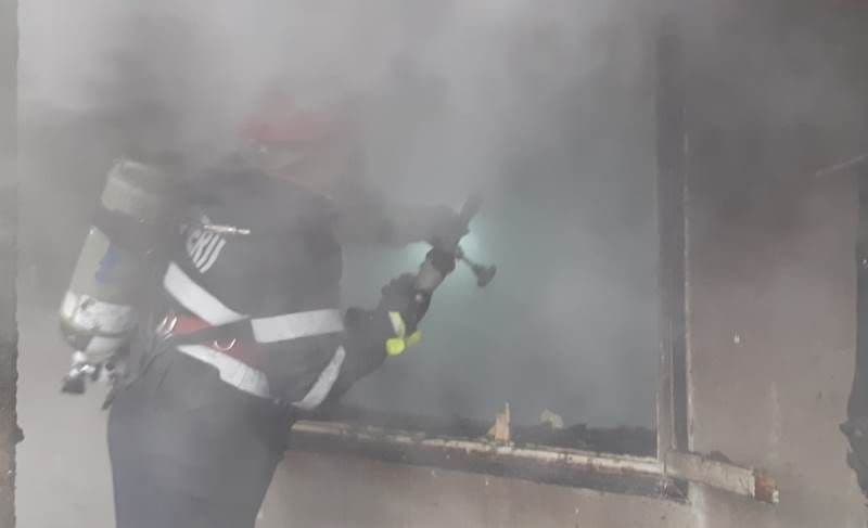 Femeie intoxicată cu fum în urma unui incendiu care i-a distrus locuința