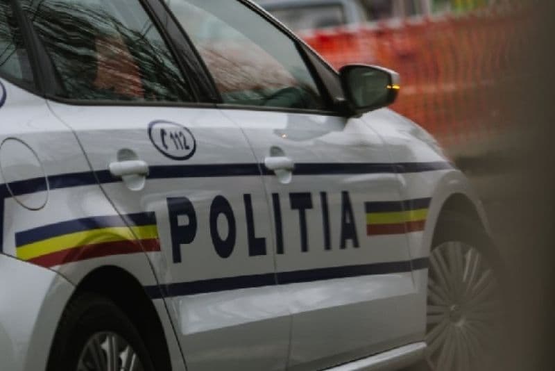 Scandal într-o secție de votare din Botoșani. Bărbatul a fost ars la buzunare de polițiști