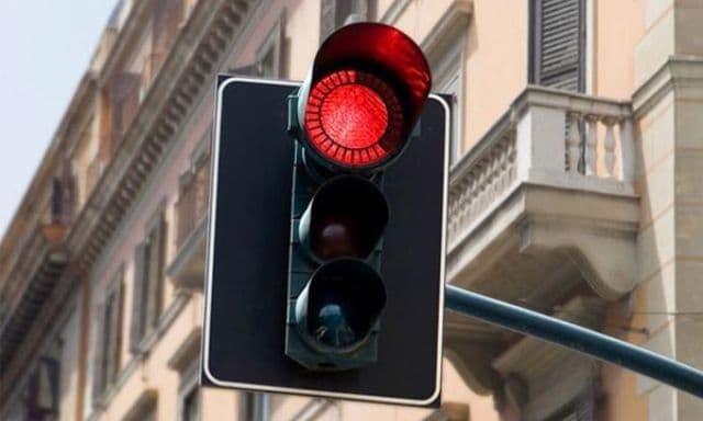 A ignorat culoarea roșie a semaforului, dar și semnele polițiștilor care îi cereau să oprească