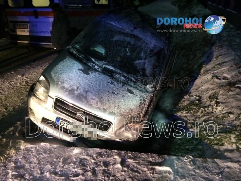 Accident la Saucenița! O mașină scăpată de sub control s-a izbit într-un cap de pod - FOTO