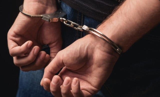 Bărbat prins de polițiști și escortat către Penitenciarul Botoșani