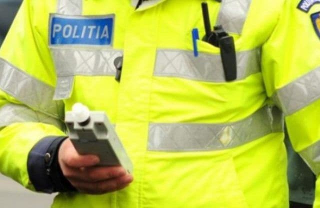 Mașină care mergea haotic prin Botoșani oprită de polițiști. Șoferul era beat și nu avea permis!