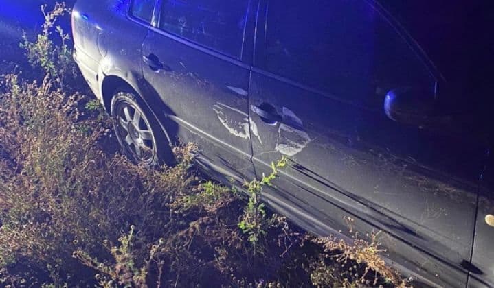 Mort de beat și fără permis, s-a oprit cu mașina în stâlp