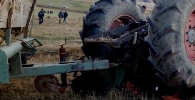 S-a ales cu dosar penal după ce mort de beat a agățat căruța la tractor și a plecat la treabă....