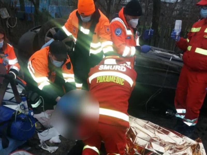 Accident GRAV! Doi tineri răniți din care unul încarcerat  – FOTO
