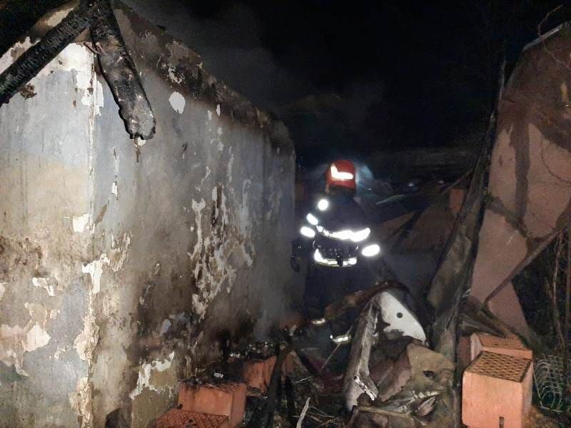 Locuință distrusă de jarul căzut din sobă pe materiale combustibile - FOTO