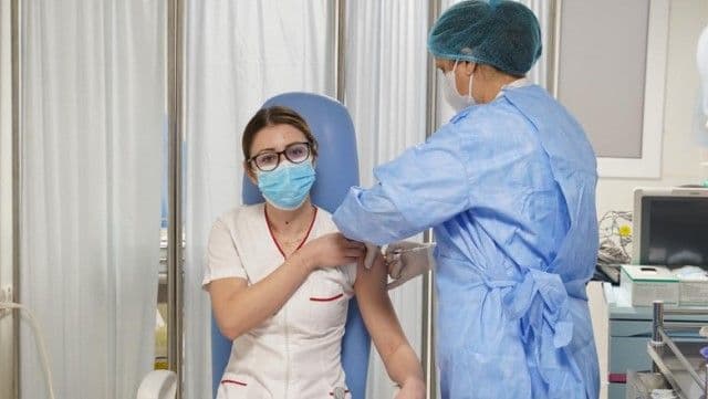 Moment istoric: A fost vaccinat primul român împotriva COVID: Mihaela Anghel, asistentă la Institutul „Matei Balș”