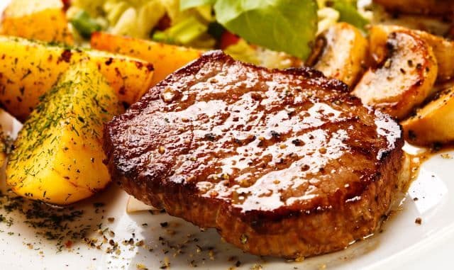 Friptură de porc cu sos de vin roșu