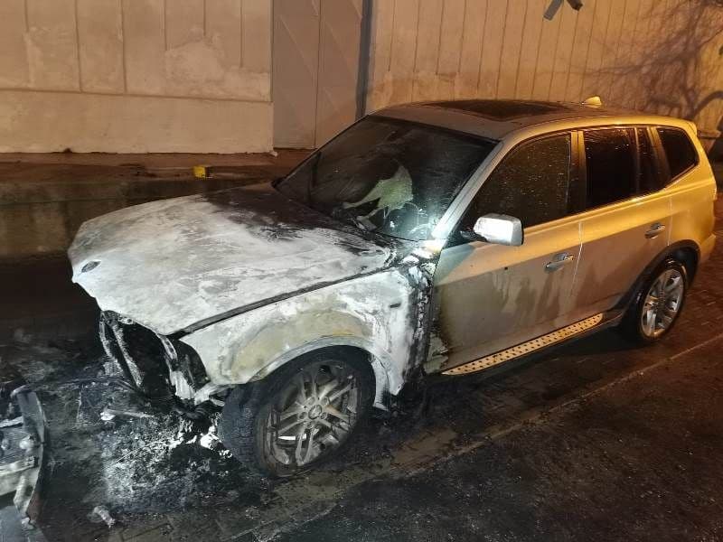 Mașină distrusă parțial într-un incendiu la Botoșani