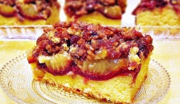Tartă răsturnată cu prune