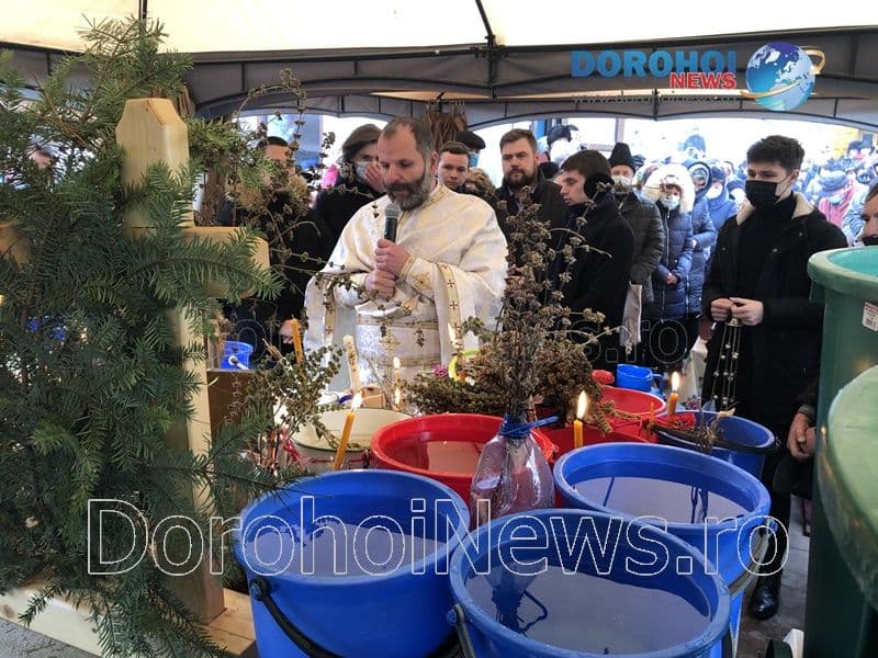 Bobotează 2021: Sute de credincioși din Dorohoi au primit agheasma mare - FOTO
