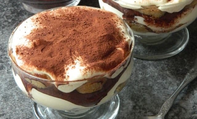 Prăjitură tiramisu în cupe