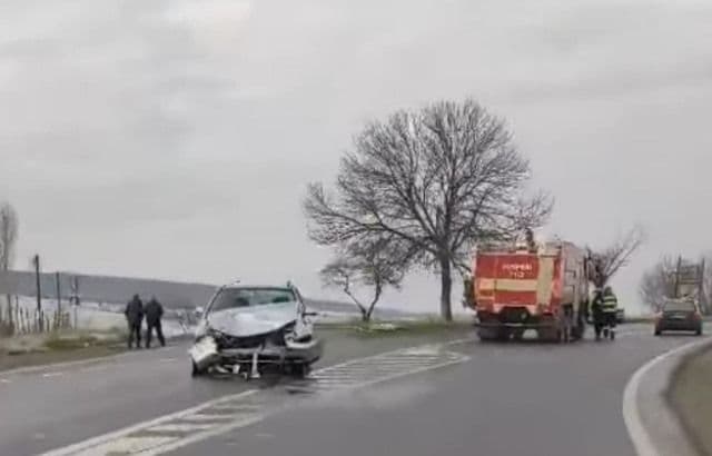 Accident pe drumul Dorohoi - Botoșani! O femeie a fost rănită după o coliziune între două mașini - FOTO
