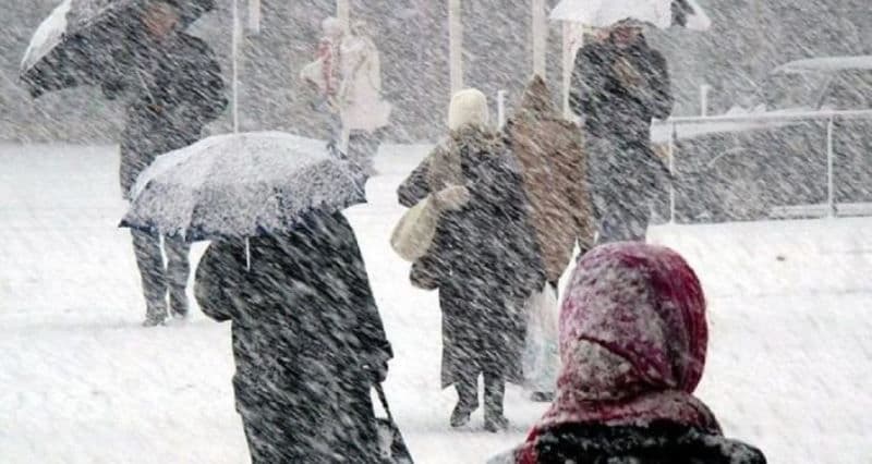 Meteorologii atenționează! Urmează trei zile de ninsori moderate cantitativ și polei
