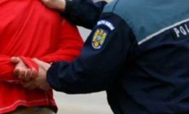Urmărit național identificat de polițiști în zona pieței municipale
