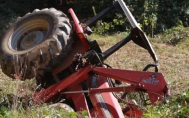 Tractor băgat în șanț de un bărbat fără permis de conducere