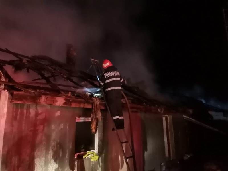 Adăpost de păsări aprins de un scurtcircuit. 6000 de pui nu au mai putut fi salvați - FOTO