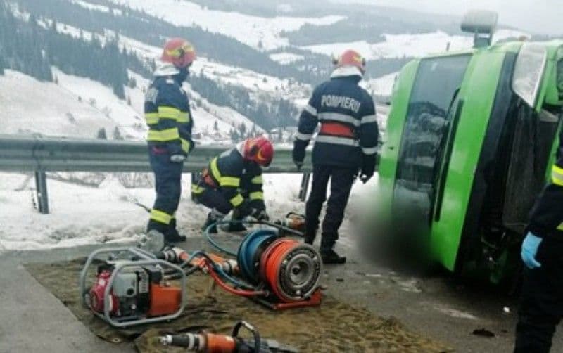 Plan roşu de intervenţie în Suceava. Un microbuz cu opt pasageri s-a răsturnat în Suceava. Două persoane au murit