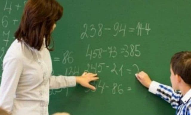 Profesorii care fac ore remediale vor primi 200 de lei pe lună per elev