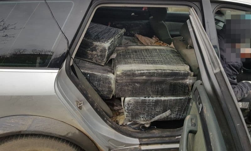 Autoturism burdușit cu ţigări de contrabandă, reținut cu focuri de armă - FOTO
