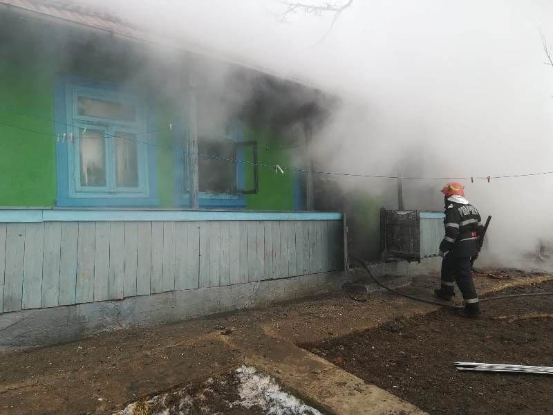Bătrână rănită într-un incendiu izbucnit la Săveni - FOTO