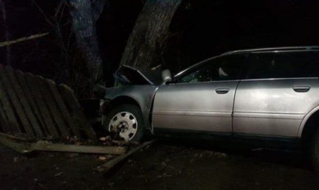 Beat și fără permis a intrat cu mașina împrumutată în gardul unei locuințe