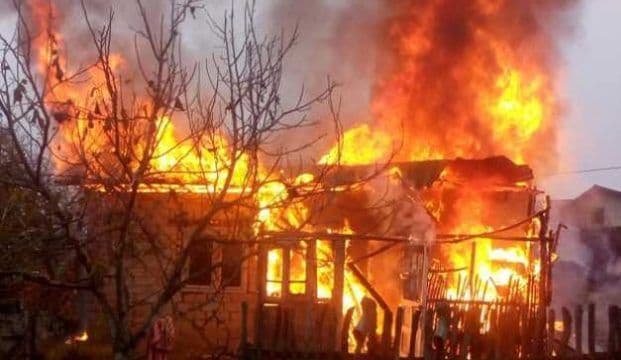 Magazie incendiată de o lumânare uitată aprinsă în interior