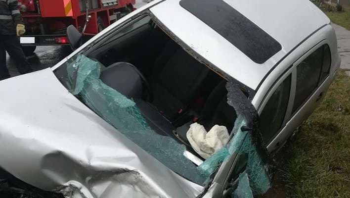 Accident! Un șofer cu alcool la bord a intrat cu mașina într-un gard
