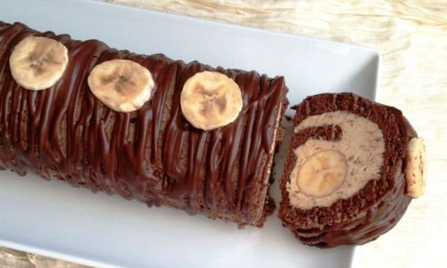 Ruladă cu cremă de ciocolată și banane