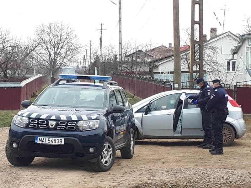 Jandarmii și polițiștii acționează continuu în localitatea carantinată Havârna - FOTO