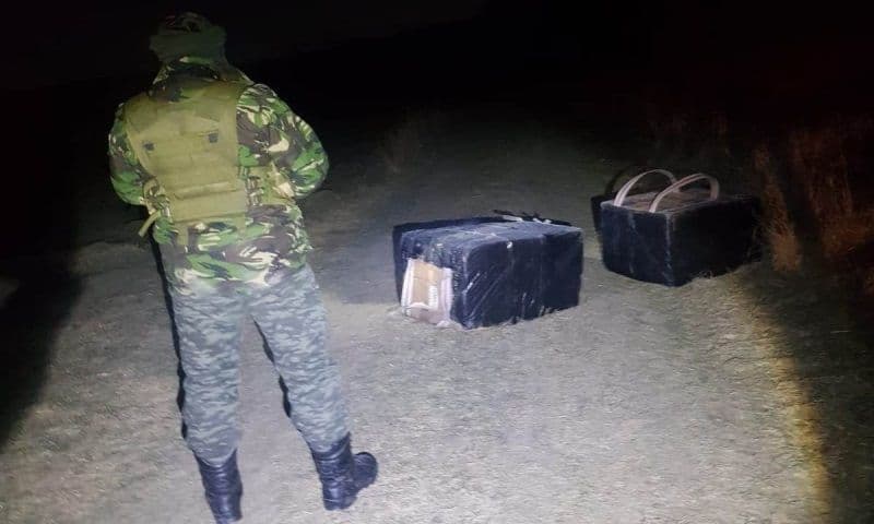 Mii de pachete cu țigări de contrabandă descoperite de polițiștii de frontieră din Dorohoi - FOTO