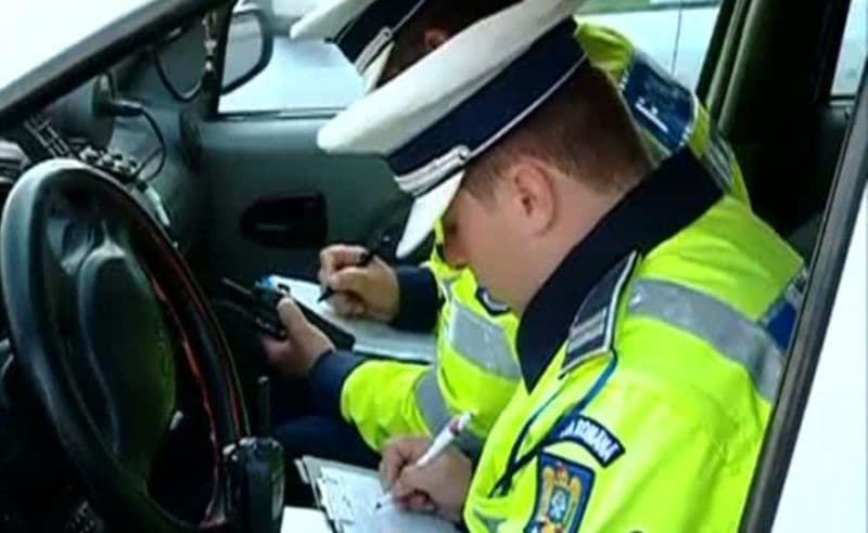 Tânăr oprit de polițiști după ce conducea cu viteză pe contrasens. Vezi ce surpriză au avut!