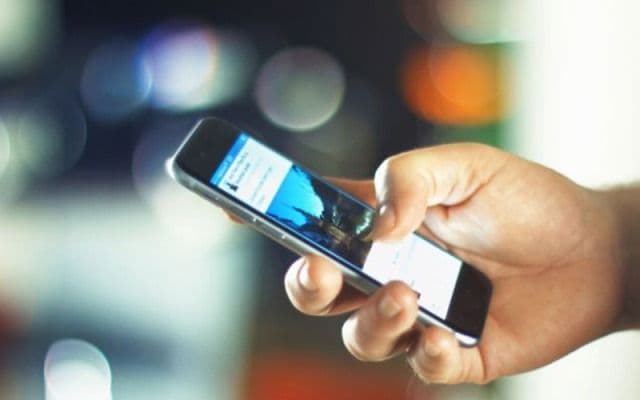 Tineri reținuți după ce au încercat să vândă o replică a unui telefon mobil