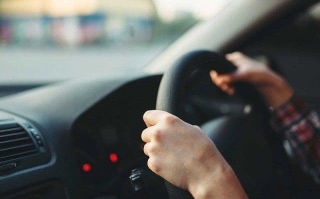 Minor de 17 ani sancționat după ce s-a urcat băut la volan și a produs un accident 