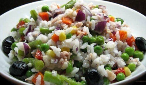 Salată de ton cu orez și legume