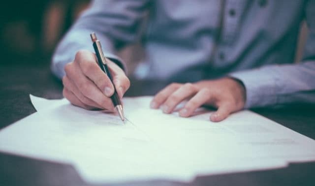 Apare o nouă declarație pe propria răspundere. Cine trebuie să o completeze