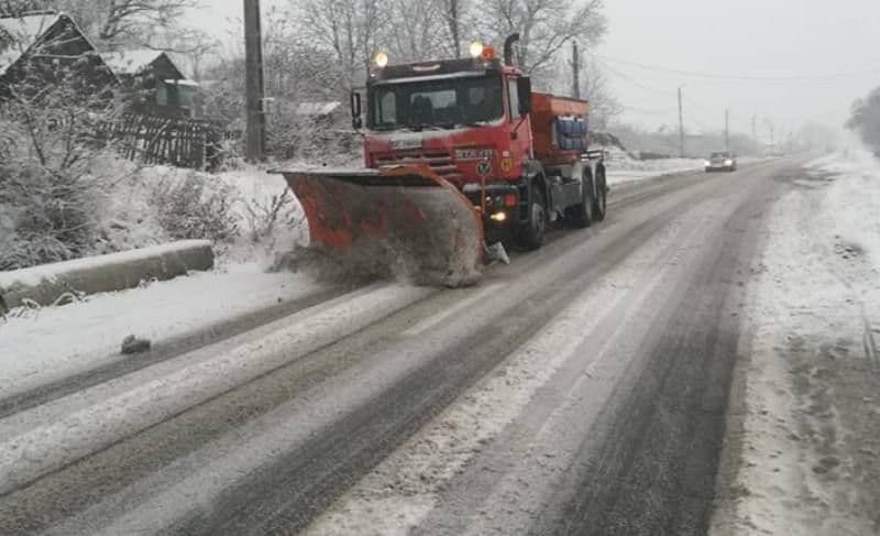 Drumarii intervin cu zeci de utilaje pe drumurile din Botoșani