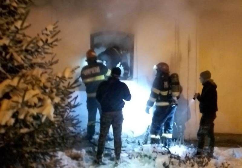 Biserică din județul Botoșani cuprinsă de flăcări - FOTO