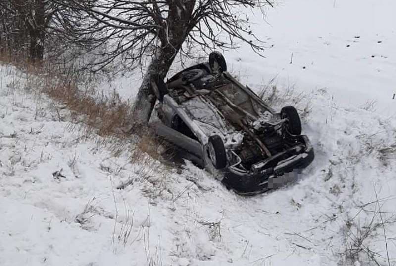 Accident pe drumul Dorohoi – Dumeni! O mașină s-a răsturnat și s-a izbit de un copac