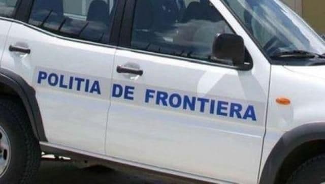 Tânăr fără permis, urmărit de poliţiştii de frontieră, s-a oprit cu maşina într-un gard