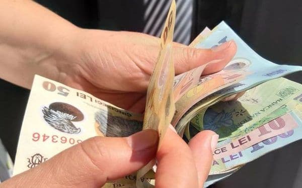 Guvernul PNL-USR-UDMR se răzbună, acum, și pe elevi și studenți, după ce a înghețat veniturile vârstnicilor