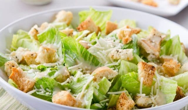 Salată Caesar