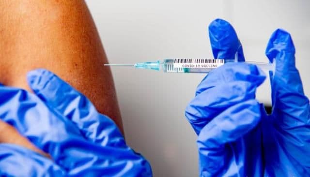 Ce faci înainte și după vaccinarea împotriva COVID-19? Recomandările făcute de autorități