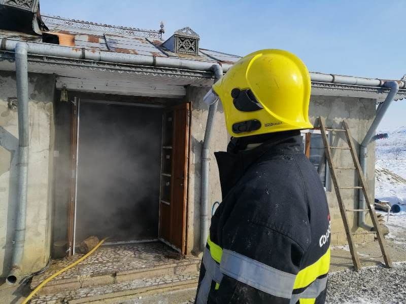 Locuința afectată de un incendiu la Cristești! Atenție la coșurile de fum neprotejate termic față de materialele combustibile!