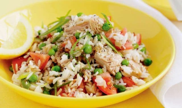 Salată de ton cu orez și legume