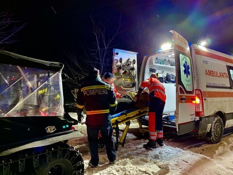 Intervenție a pompierilor dorohoieni. O femeie a ajuns la ambulanță cu ajutorul șenilatei